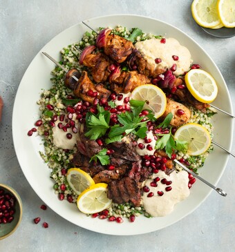 Mixed grill van kip met hummus en parelcouscoussalade