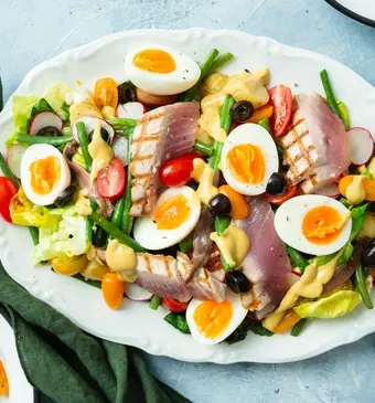 Salade niçoise met gegrilde tonijn