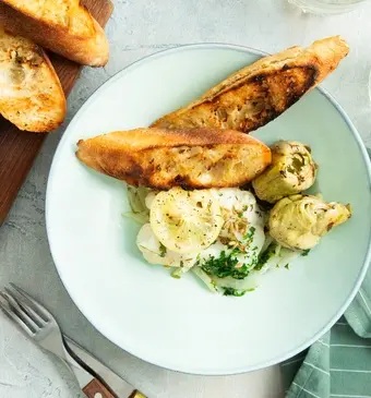 Vispakketjes van de bbq met gegrilde artisjokharten