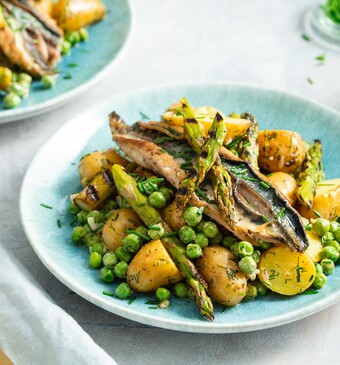 Frisse aardappelsalade met makreel en asperges