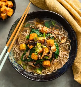 Noedelsoep met spicy tofu en paddenstoelen