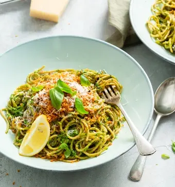 Spaghetti met spinaziepesto en krokant broodkruim