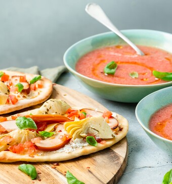 Makkelijke pizza met gerookte kip en gazpacho