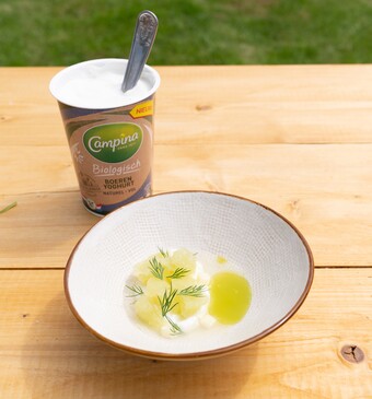 Hangop van boerenyoghurt met dille, komkommer en groene appel