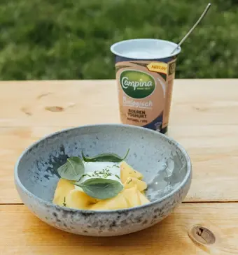 Parfait van biologische boerenyoghurt met mango en witte chocolade