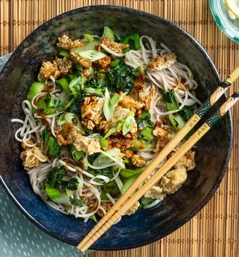 Pittige tofukruimels met sobanoedels en paksoi