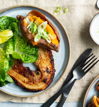 Rodecurryspeklapjes met gepofte zoete aardappel en little gem