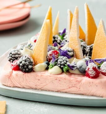 Bavarois met zomerfruit en koekschotsen
