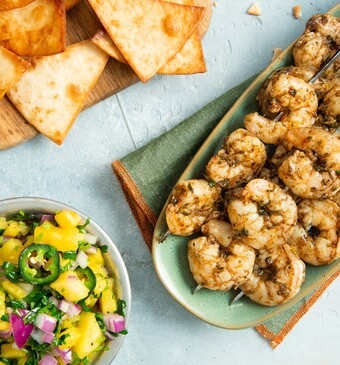 Caribische garnalen van de barbecue met salsa van gegrilde ananas