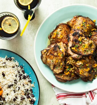 Jamaicaanse kip met rijst en bonen