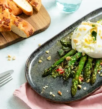 Groene asperges met burrata