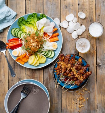 Saté babi met gado gado en pindasaus