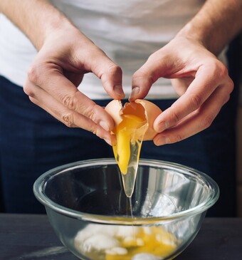 Eieren breken op rand van kom