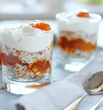Knapperig yoghurtontbijt met abrikoos