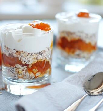 Knapperig yoghurtontbijt met abrikoos