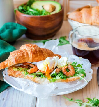 Luxe croissant met gepocheerd ei, avocado en gambas