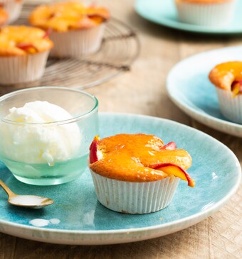Bitterkoekjescakejes met nectarine en mascarponesorbet