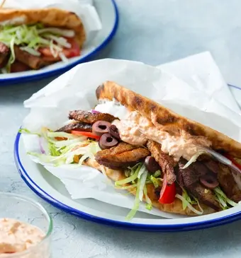 Pita gyros met fetaspread en sla