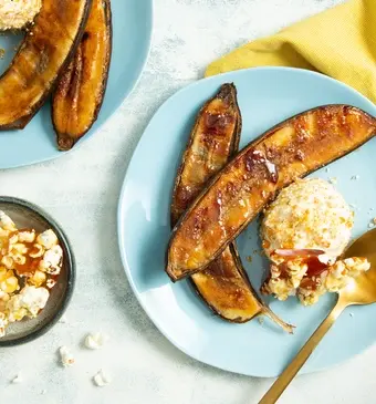 Bbq-banaan met vanille-ijs en popcornbrittle