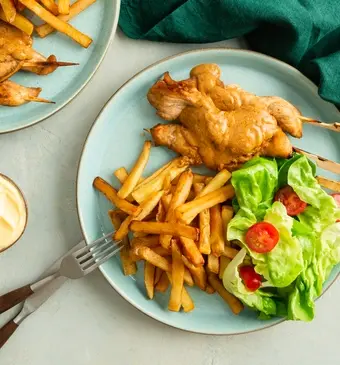 Saté met friet en salade