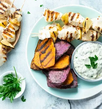 Viskebab met remouladesaus en zoete aardappel