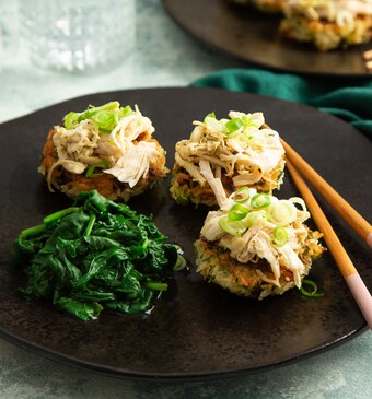 Pulled chicken op knapperige rijstkoekjes