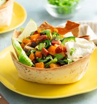 Taco-bowl met chorizo en pompoen