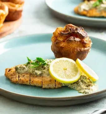 Kip met yorkshirepuddings en romige saus