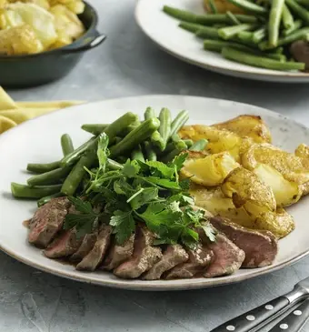 Entrecote met kruidensalade en smashed aardappels
