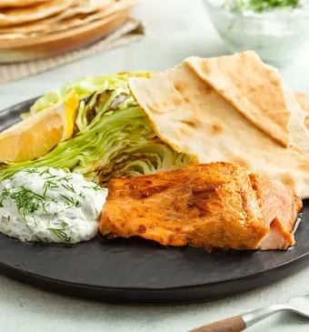 Harissa-zalm met kool, yoghurtsaus en platbrood