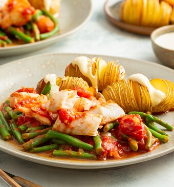 Hasselback patatas bravas met kabeljauwfilet in tomatensaus