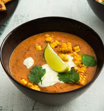 Bruinebonensoep met quesadillas