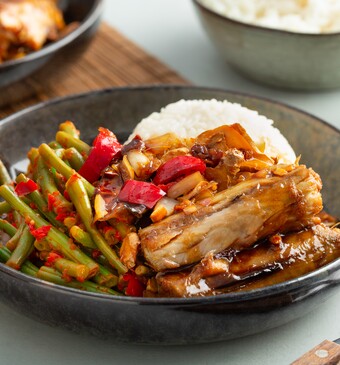 Gestoomde makreel in ketjapsaus met sperziebonen en rijst