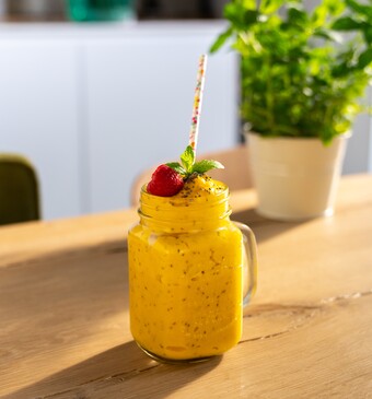 Zomerse smoothie met mango en banaan