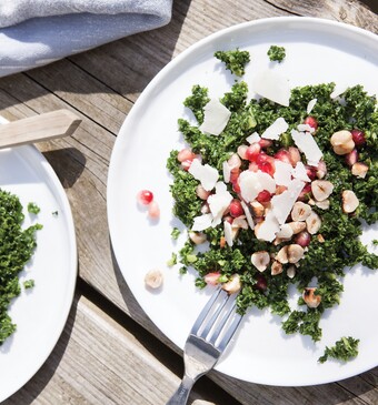 Rauwe boerenkoolsalade met granaatappel en hazelnoot