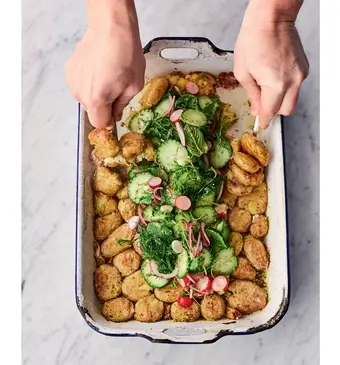 Gebakken aardappelsalade met pickles