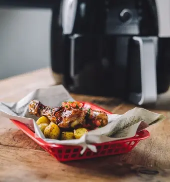 Pittige kip met tomatensalsa en kerriekrieltjes