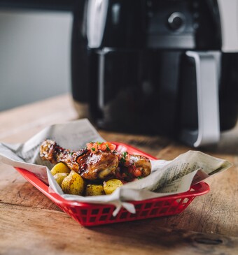 Pittige kip met tomatensalsa en kerriekrieltjes