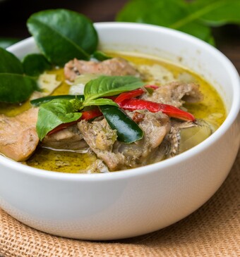 Thaise groene curry met kippendijen