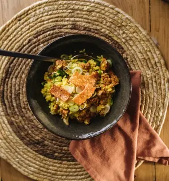 Gemarineerde tempeh met rijst, wortelen en cassavechips