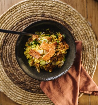 Gemarineerde tempeh met rijst, wortelen en cassavechips