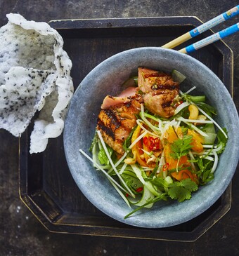 Papaja-mangosalade met geroosterde zalm & crispy rijstvellen 