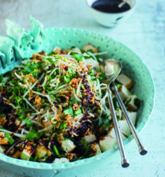 Salade van gebakken tahoe en taugé in lichtpittige ketjapsaus