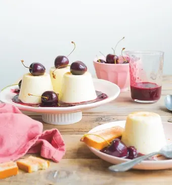 Panna cotta met kersensaus