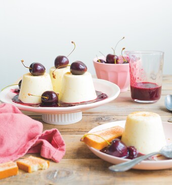 Panna cotta met kersensaus