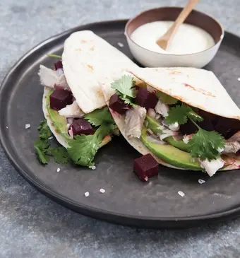 Wrap met makreel en bieten