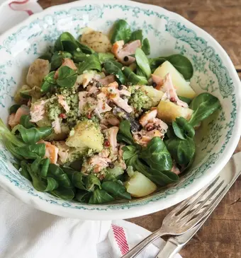 Warme salade met zalm, pesto en aardappeltjes 