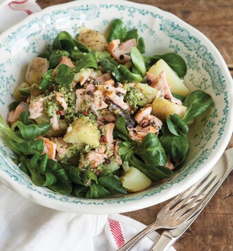 Warme salade met zalm, pesto en aardappeltjes 