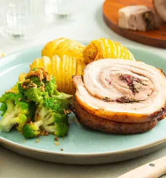 Porchetta met hasselback-aardappels en romanesco