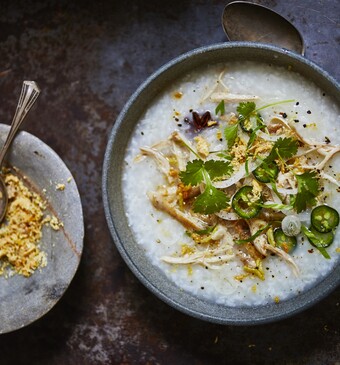 Rijstsoep met kip, gember en gedroogde garnalen 